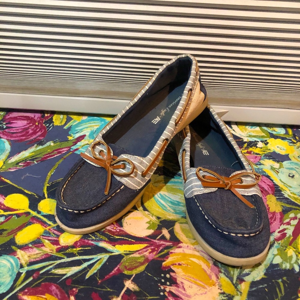 AMERICAN EAGLE cute blue and tan flats!